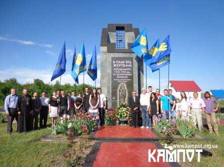 Памятник жертвам голодомору. с.Жовтневе. Камянець