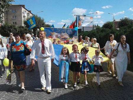 Парад вишиванок на День незалежності