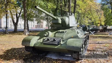 Радянський танк Т-34-76 переїхав у Київ