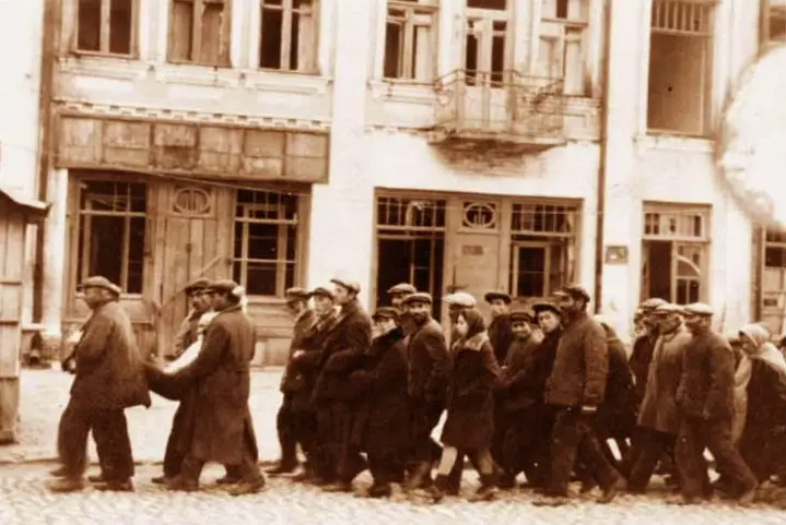 Євреїв на вулицях Строго міста в Камянці