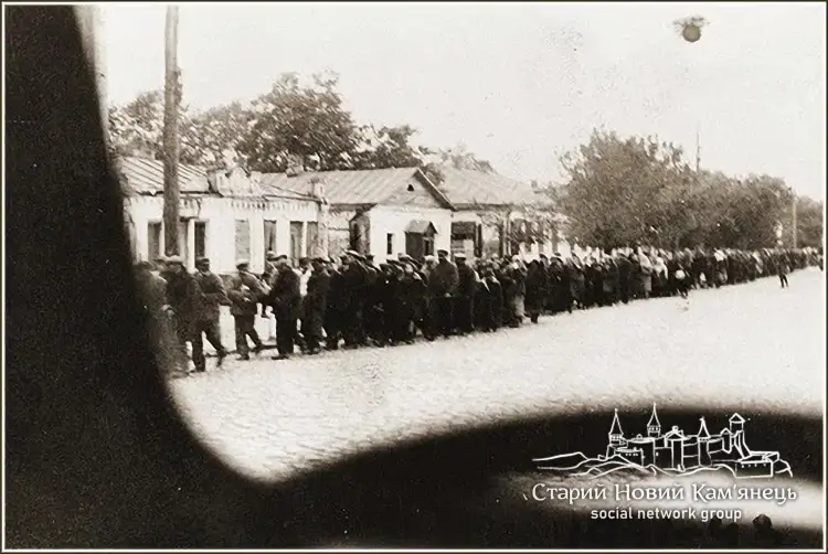 Євреїв ведуть по дорозі в Камянці