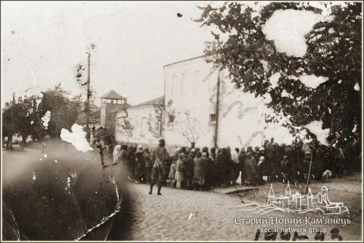 Євреїв заводять в будинок в Камянці