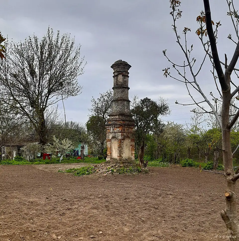 Польський стовп-каплиця на городі в Україні