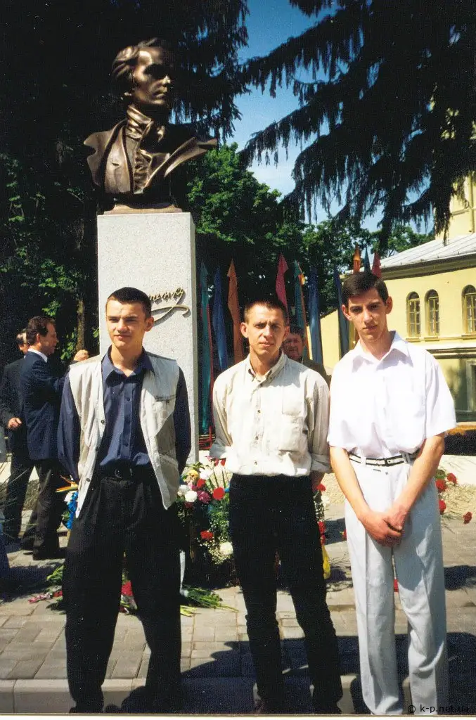 19 травня 2000 року  відкрито погруддя Шевченка