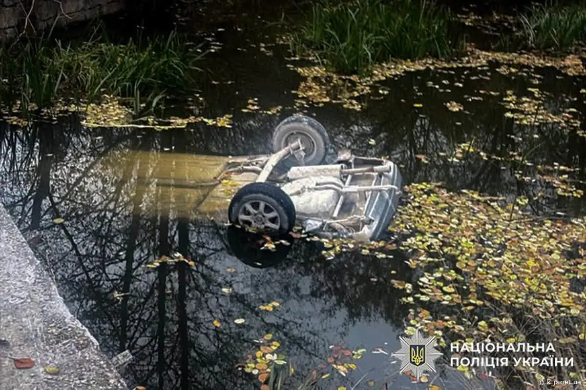 Троє підлітків загинули в автомобілі який впав у водойму