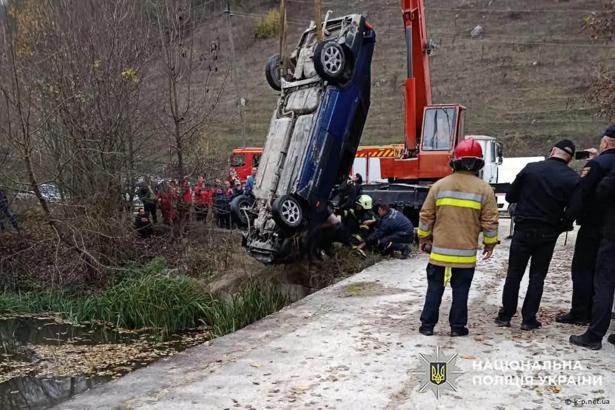 кран достає з водойми втоплений автомобіль