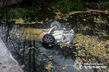 Троє підлітків загинули в автомобілі який впав у водойму